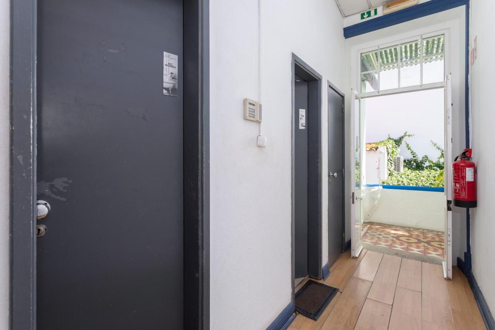 Le Penguin Hostel Faro Exterior photo